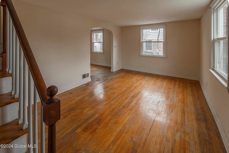 5th image of 16 Brent Street