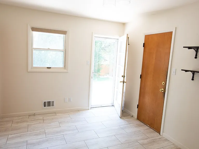 1060 Briarwood Rd — Photo 6