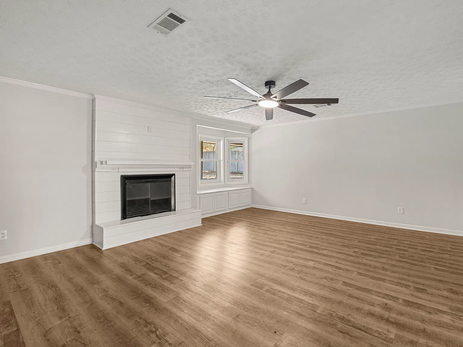 5 bed, 2.5 bath, 2009 sqft, $2,250 — Photo 3