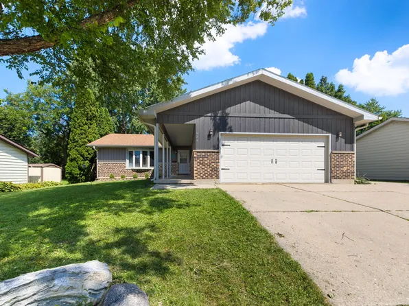 824 Royal Dr, McHenry, IL 60050