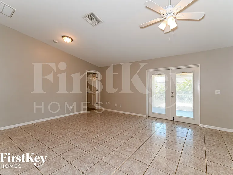 2919 NW 4th Pl — Photo 3