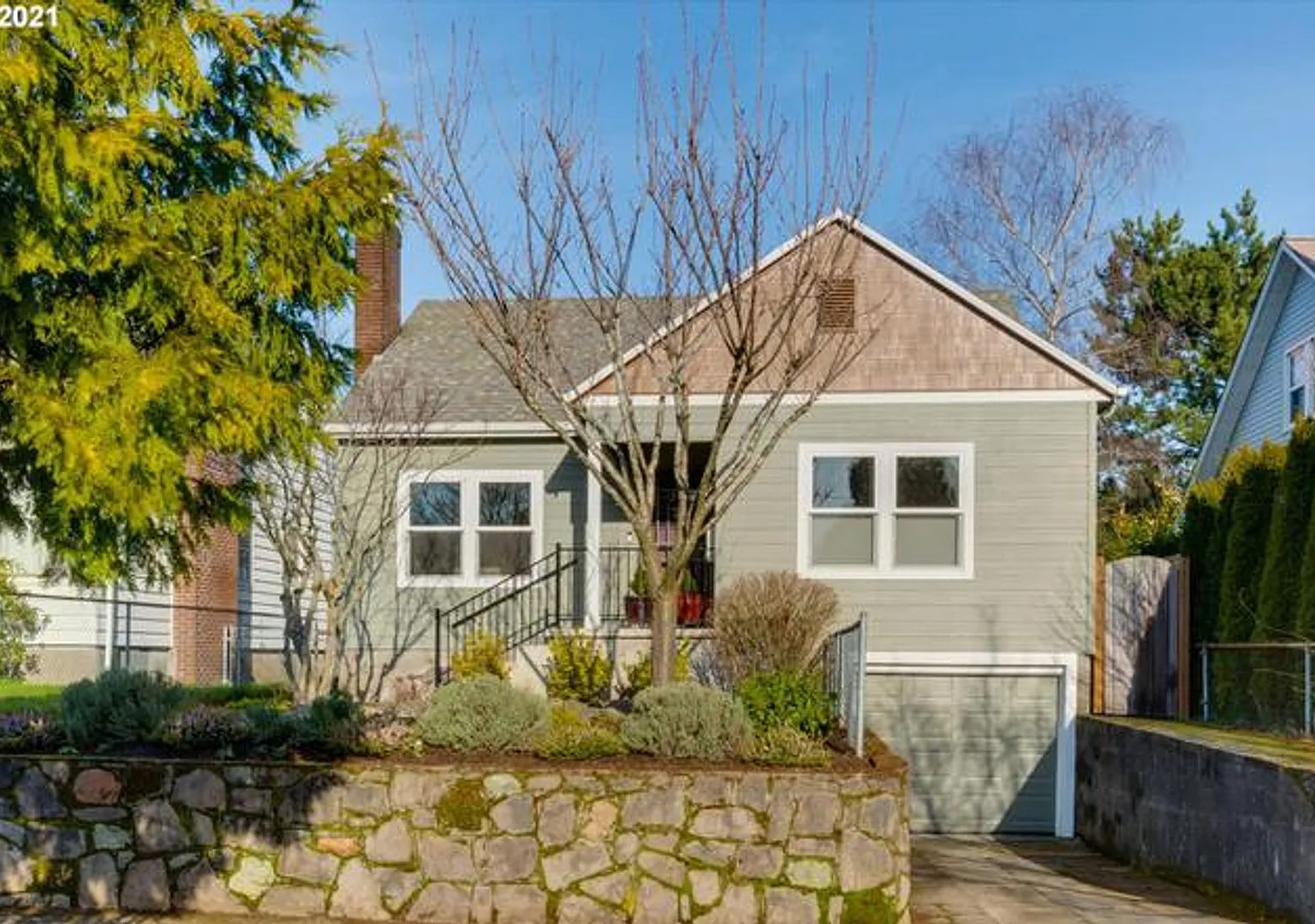 Beautifully Updated Arbor Lodge 3 Bedroom Bungalow — Photo 2