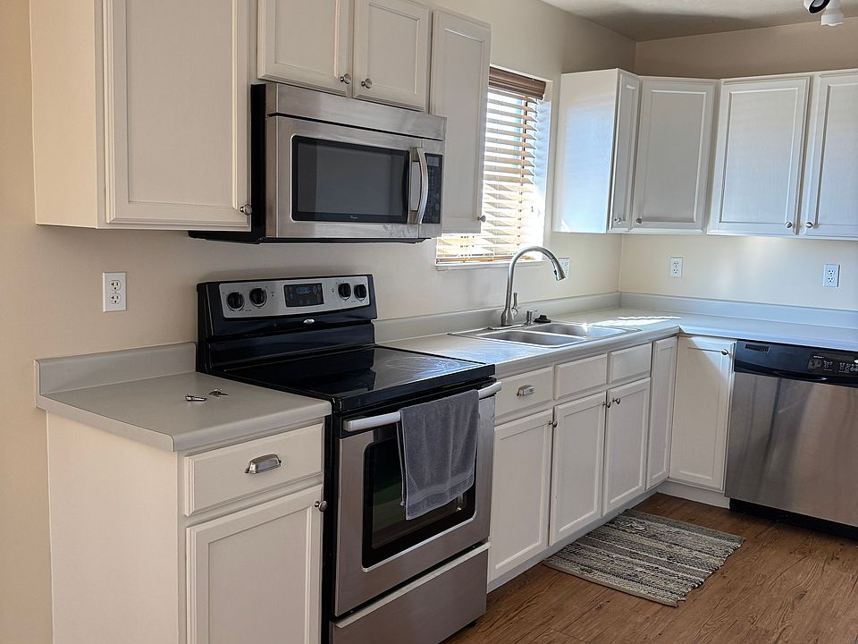 1st image of 1078 E Parkway Dr