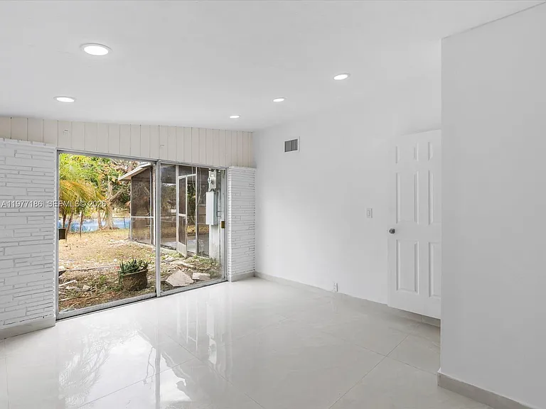 4331 SW 31st Dr — Photo 12