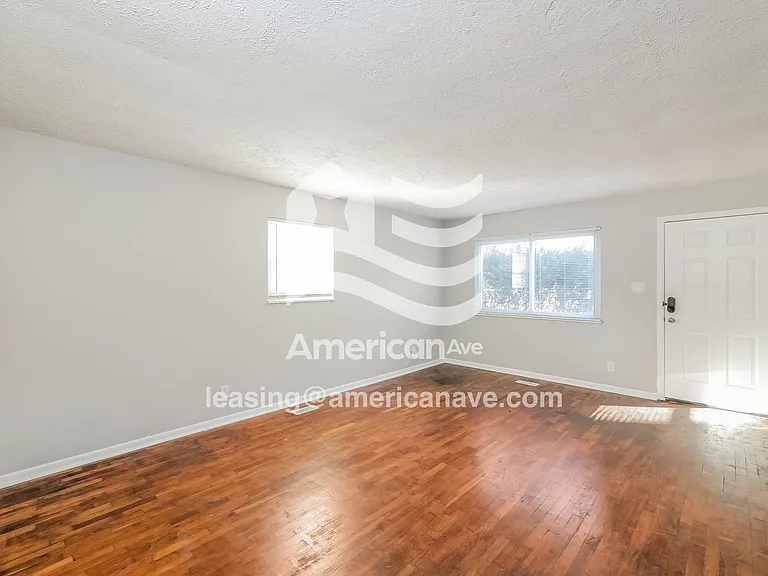 1323138_006_wm_-_living_room_13345177.jpg