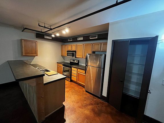 4th image of 631 Campbell Ave SE #105
