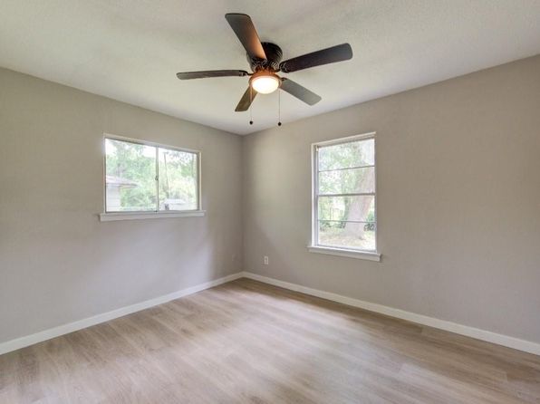 208 Palm Ln, Lake Jackson, TX 77566