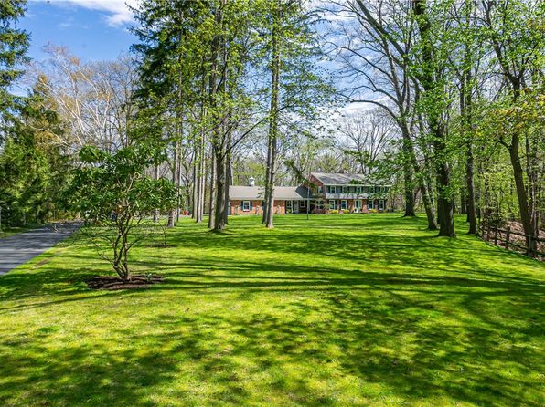 582 Pineglen Dr, Webster, NY 14580