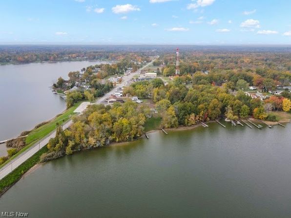 Wavecrest St, Lake Milton, OH 44429