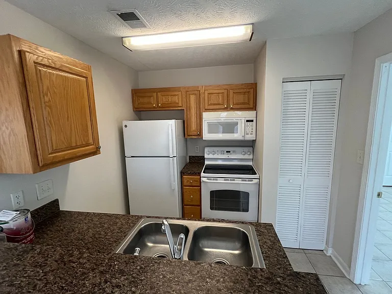 409 Tree Top Ct #C — Photo 6