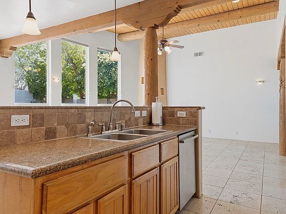 3rd image of 8927 Helmick Pl NE