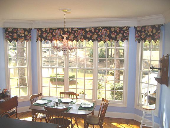 eat-in kitchen w view