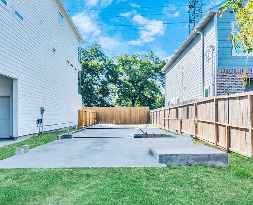 2nd image of 3017 Elysian St