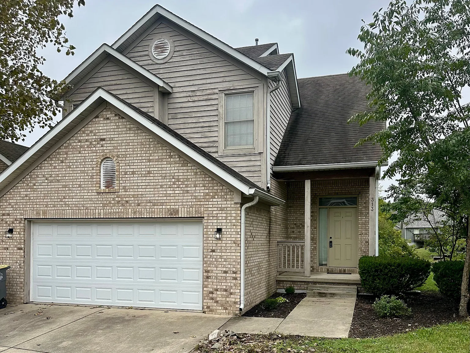 3 bed, 2.5 bath, 2000 sqft, $1,900 — Photo 1