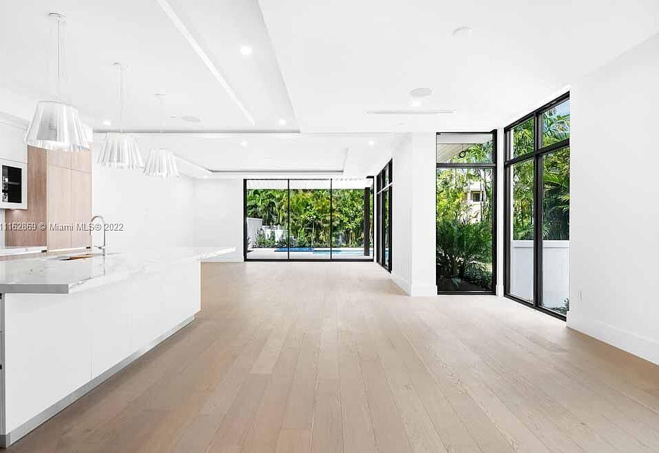 2nd image of 1017 Casuarina #B3