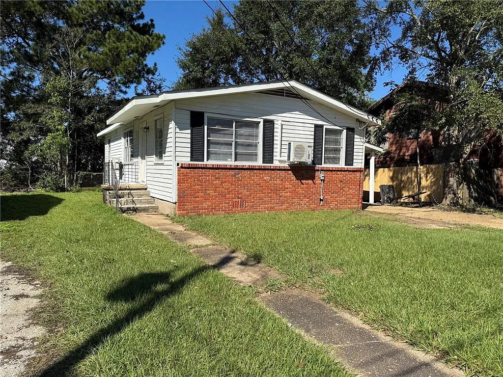 3 bed, 1.0 bath, 864 sqft, $1,250 — Photo 2