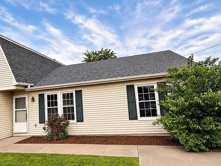 220 Azalea St — Photo 1