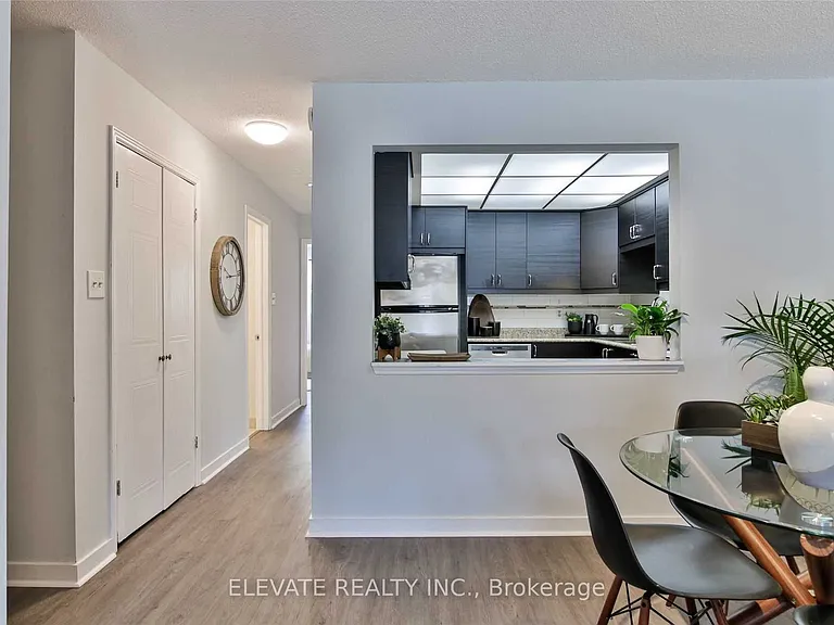 2131 Dufferin St — Photo 6