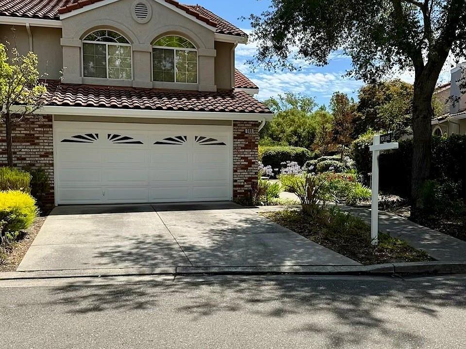 1st image of 365 Bellflower Dr