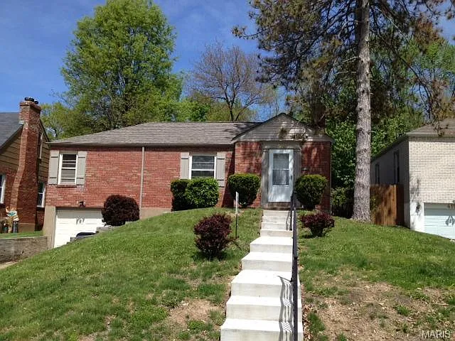 415 Robert Ave photo 1