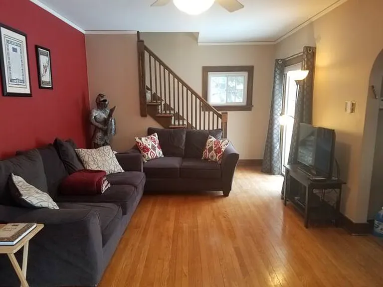 1131 E Victoria St — Photo 2