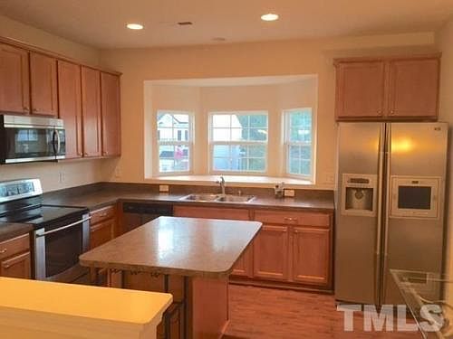 Large kitchen w/ss and center island