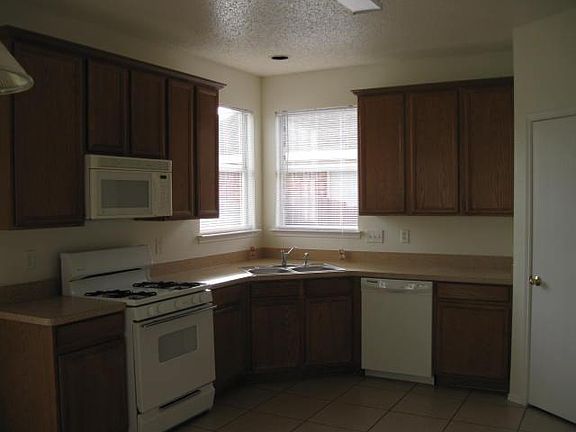4th image of 11009 Briaroaks Dr