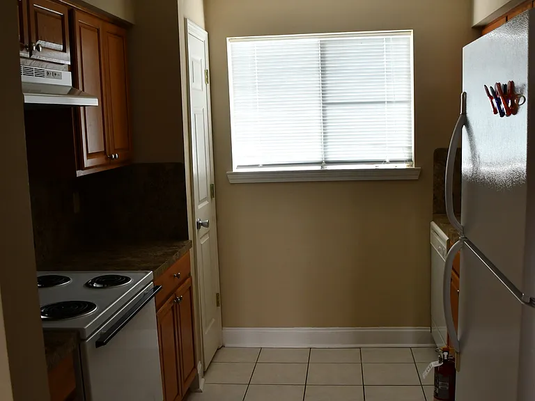 913 W Rothland St #6-A — Photo 3
