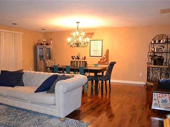 4th image of 450 Edgetree Ln