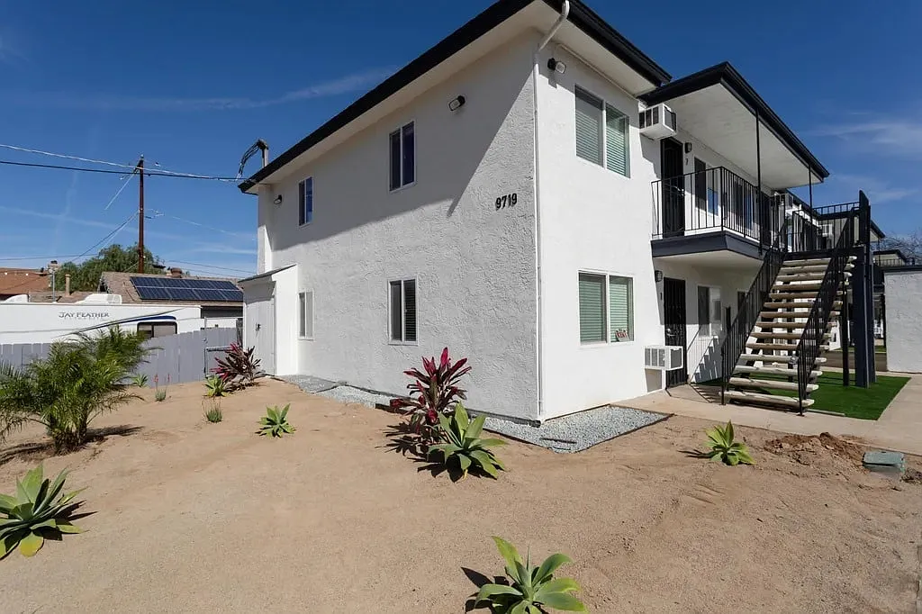 Lakeside, CA - Modern Comfort Meets Convenience Renovated 2 Bed / 1 Bath in Pet-Friendly Community — Photo 2