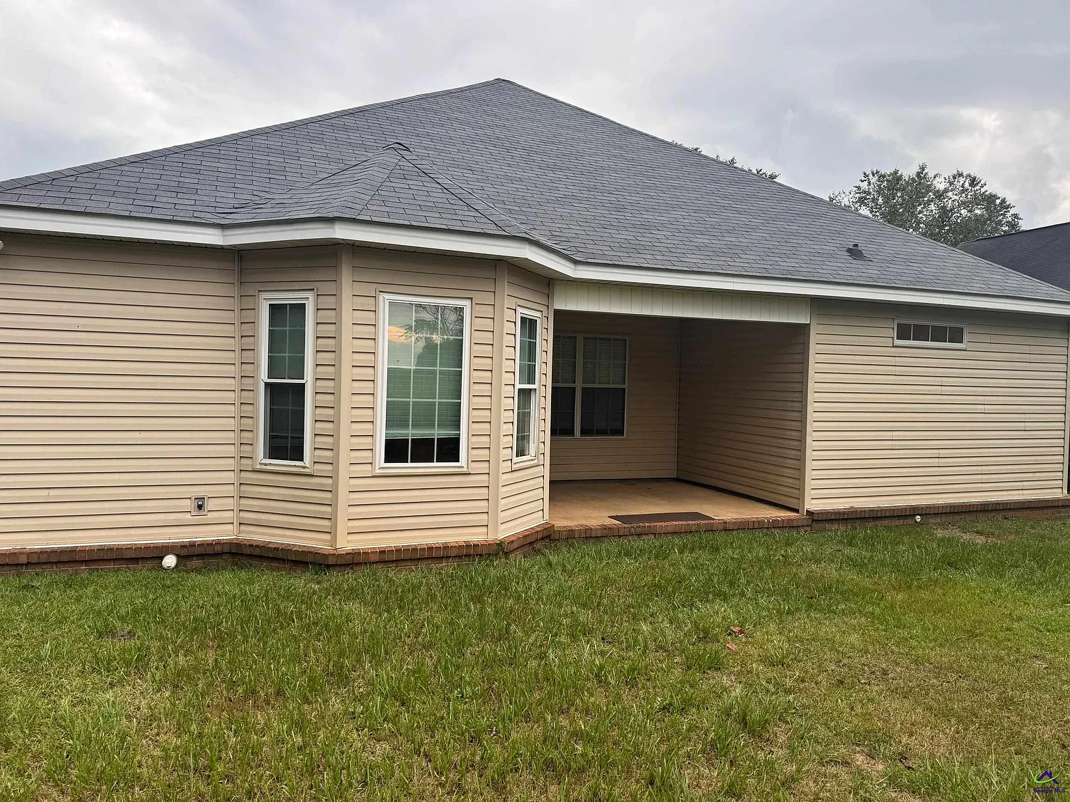 3 bed, 2.0 bath, 1380 sqft, $1,700 — Photo 2