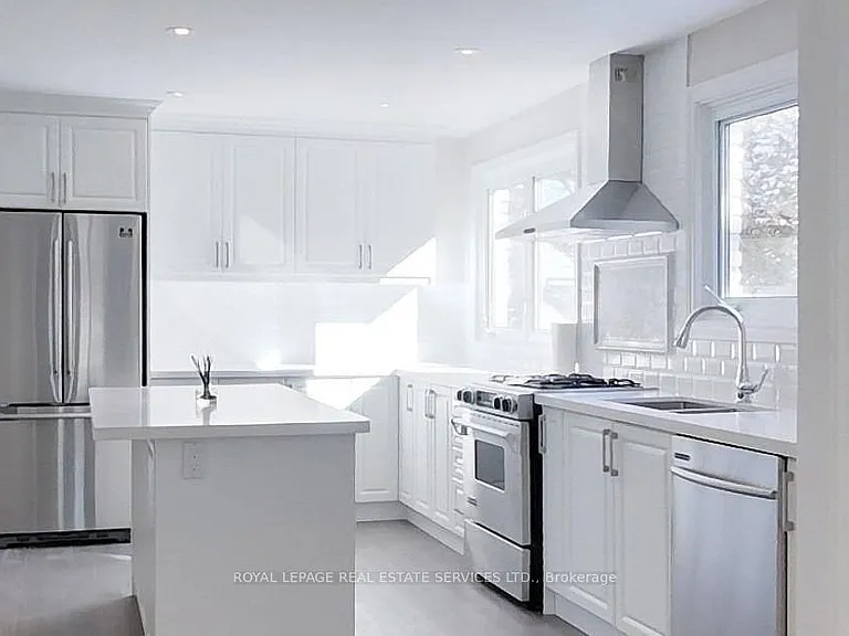 141 Castle Cres — Photo 6