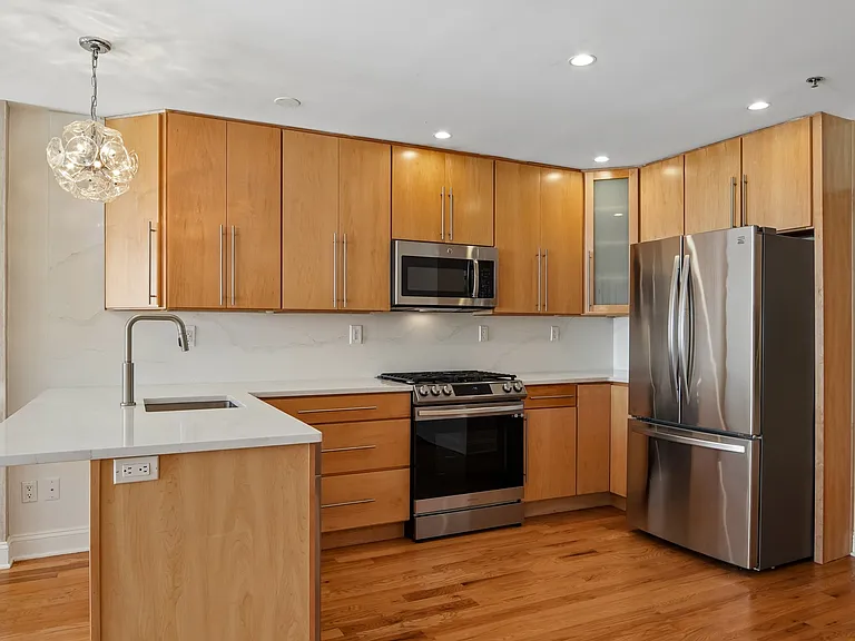 522 Hudson St #1 — Photo 6