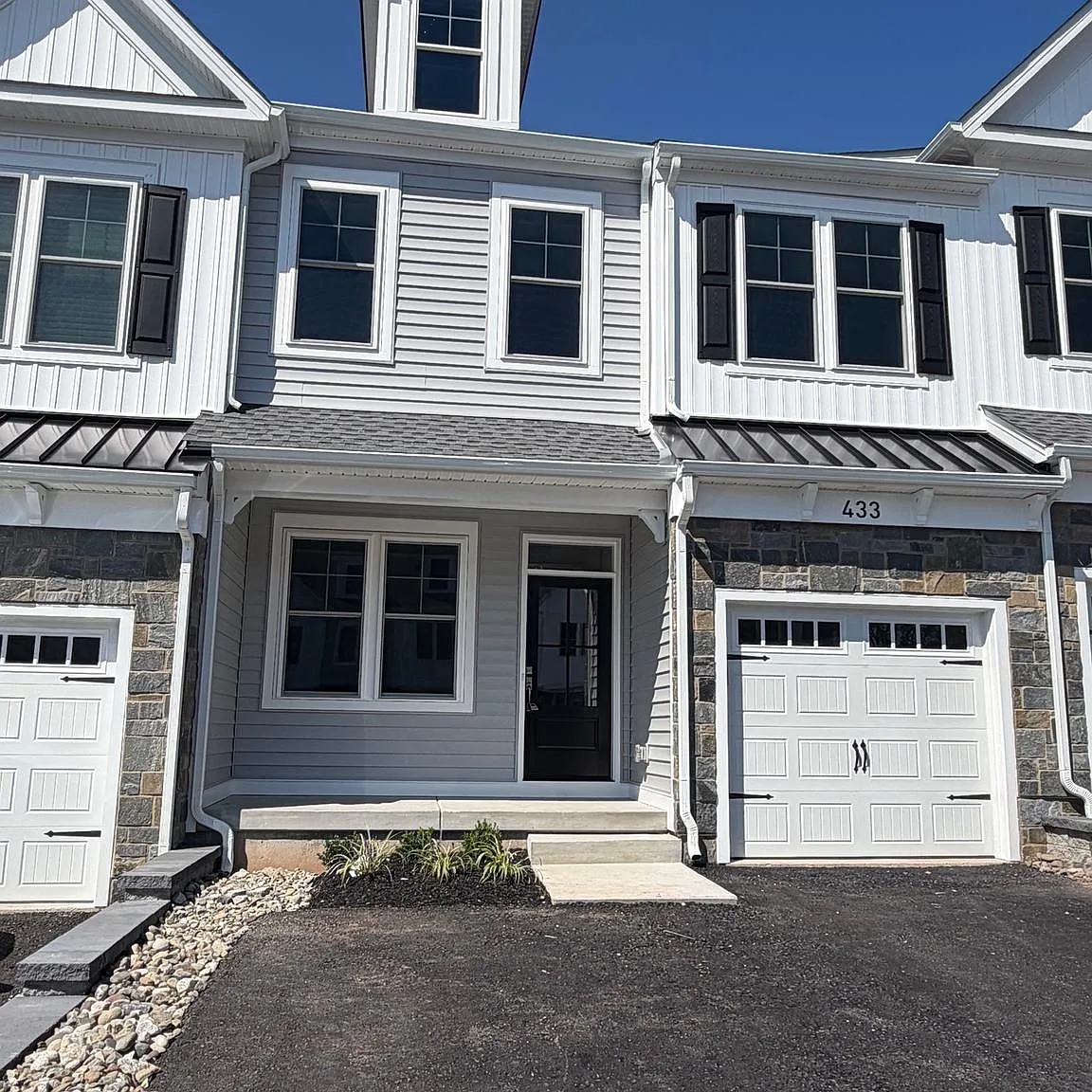 3 bed, 2.5 bath, 2640 sqft, $3,700 — Photo 1