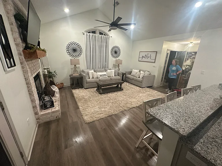 207 Walton St — Photo 8
