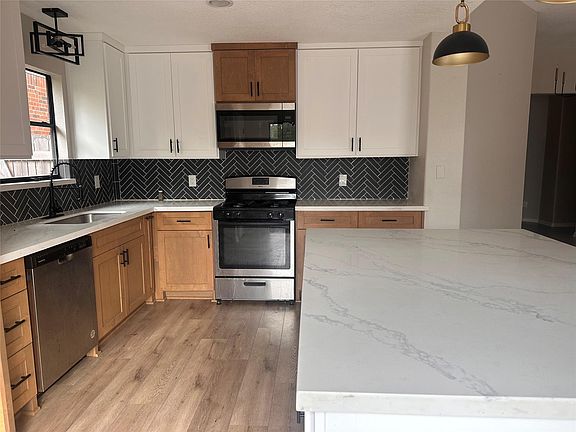 5th image of 3812 Maple Dr