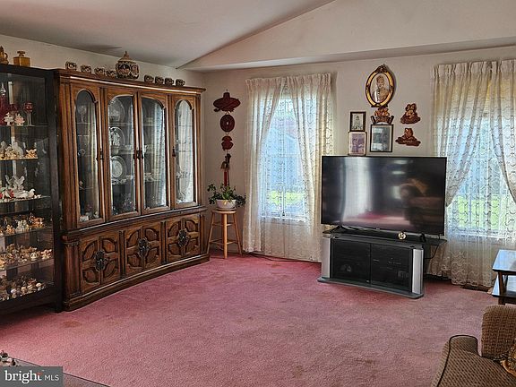 3rd image of 885 Oxford Ave