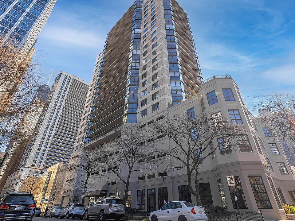33 W Delaware Pl #12C
