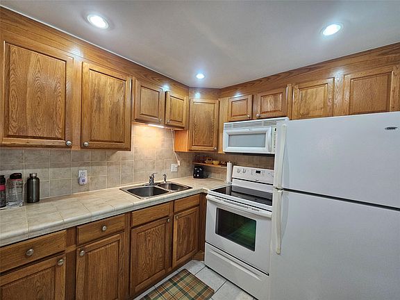 3rd image of 22 Tilford B #22