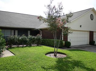 834 W Country Meadows Ln, Pearland, TX 77584