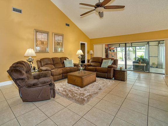 4th image of 2540 Iroquois Cir