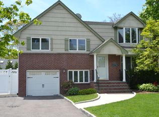 20 Hemlock Ln, Bay Shore, NY 11706