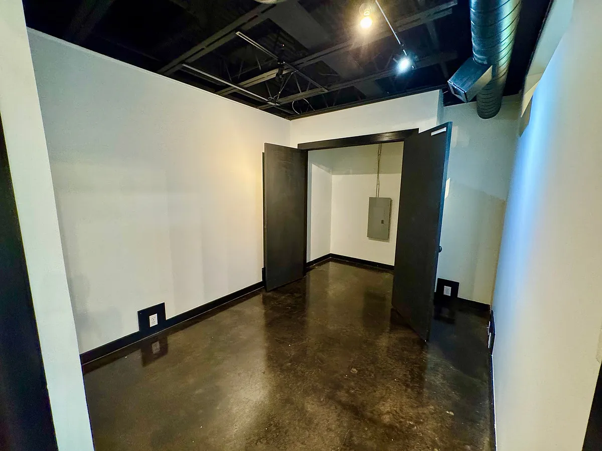 Building Photo - 5434 Peachtree Rd #112
