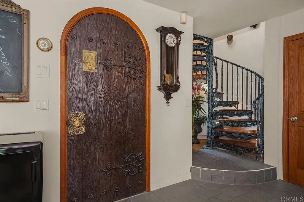 3 bed, 2.5 bath, 2153 sqft, $12,000 — Photo 3