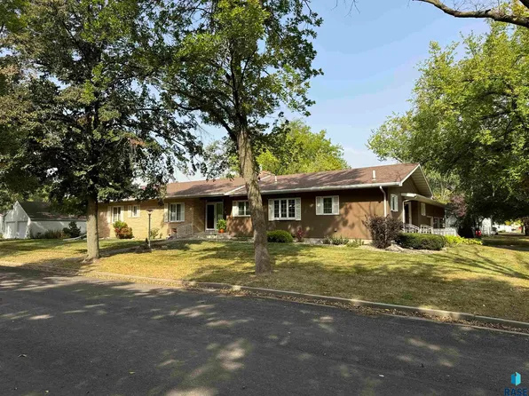 204 E 4th St, Marion, SD 57043