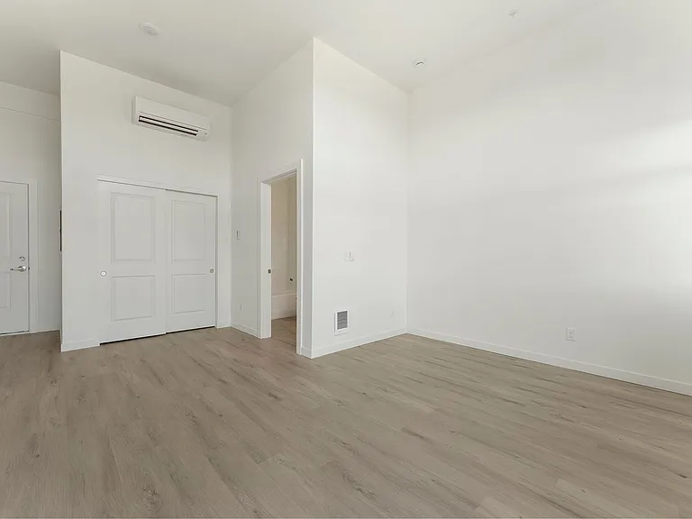 Studio With A View! Redwood Lofts & Flats — Photo 18