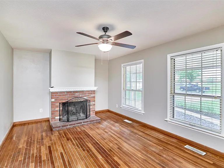 389 Messina Dr — Photo 3