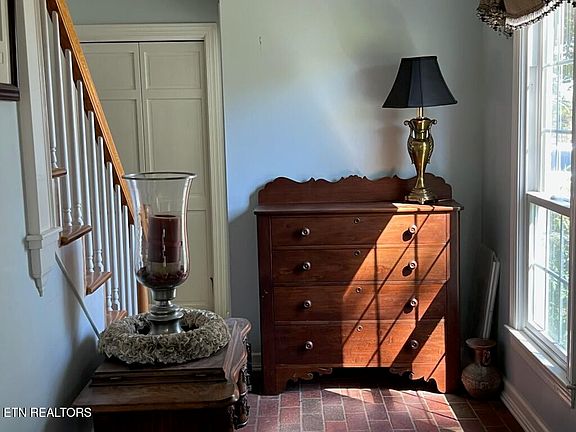 3rd image of 2747 Mountain View Rd