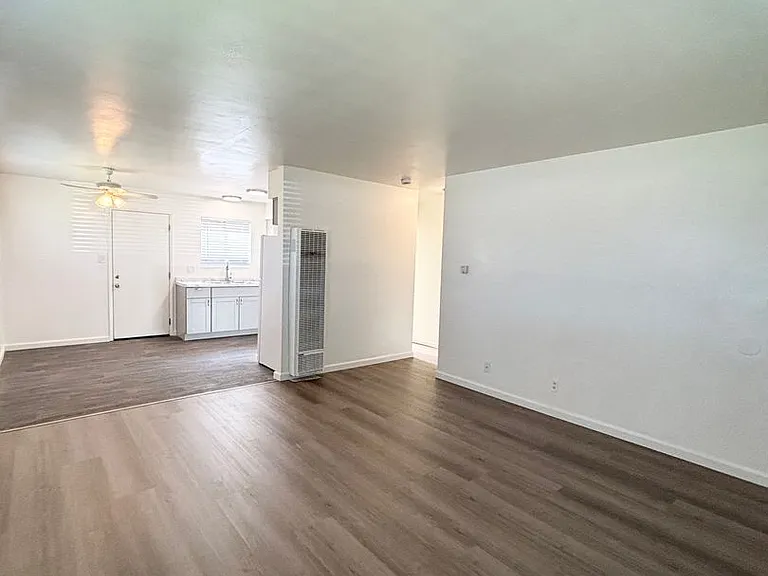 320 & 324 E Pine Ave — Photo 2