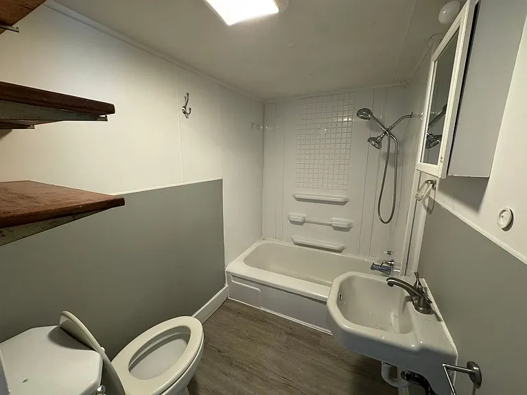 Studio Apartment includes washer / dryer — Photo 8